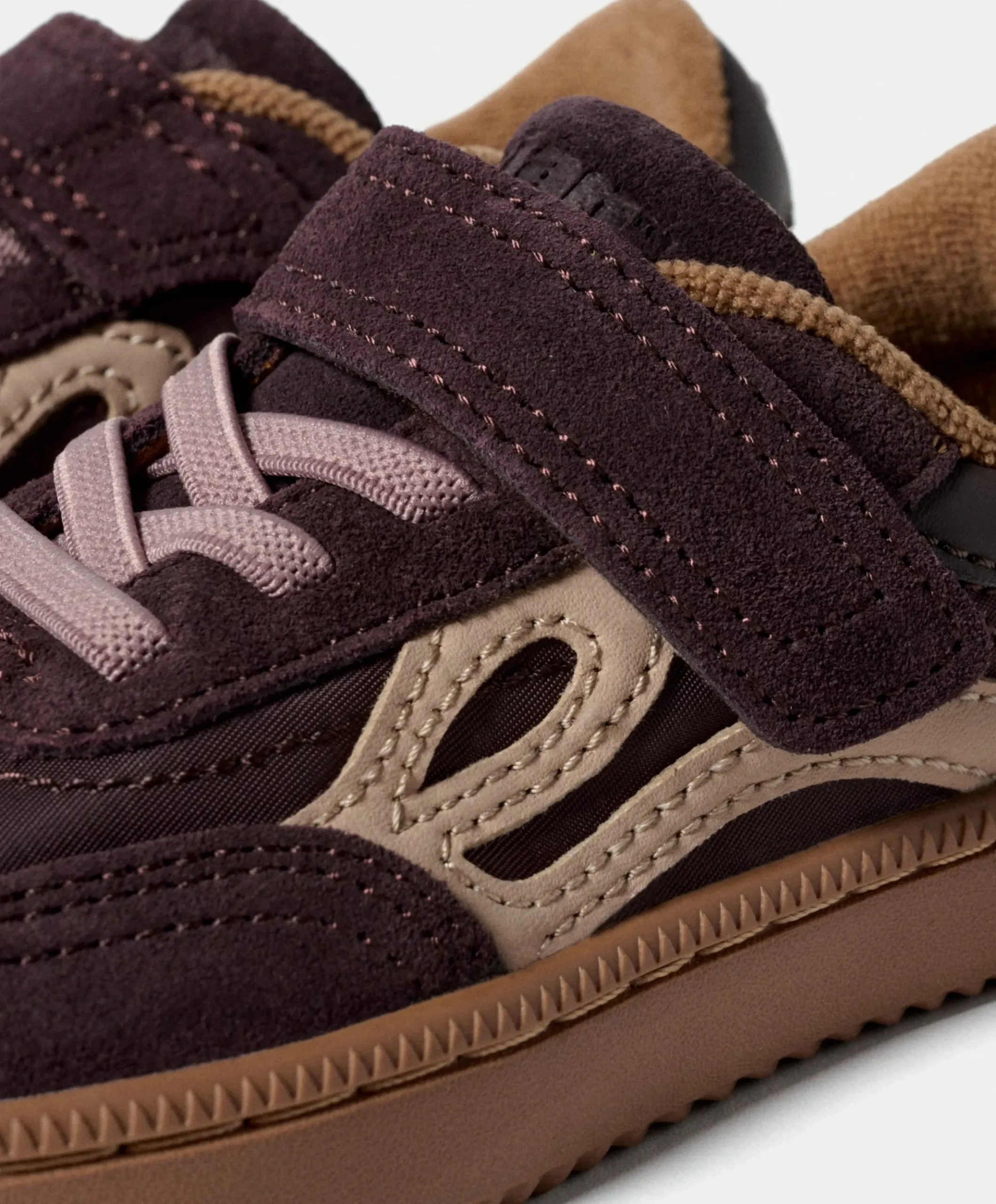 One uniseks sneakers bruin
