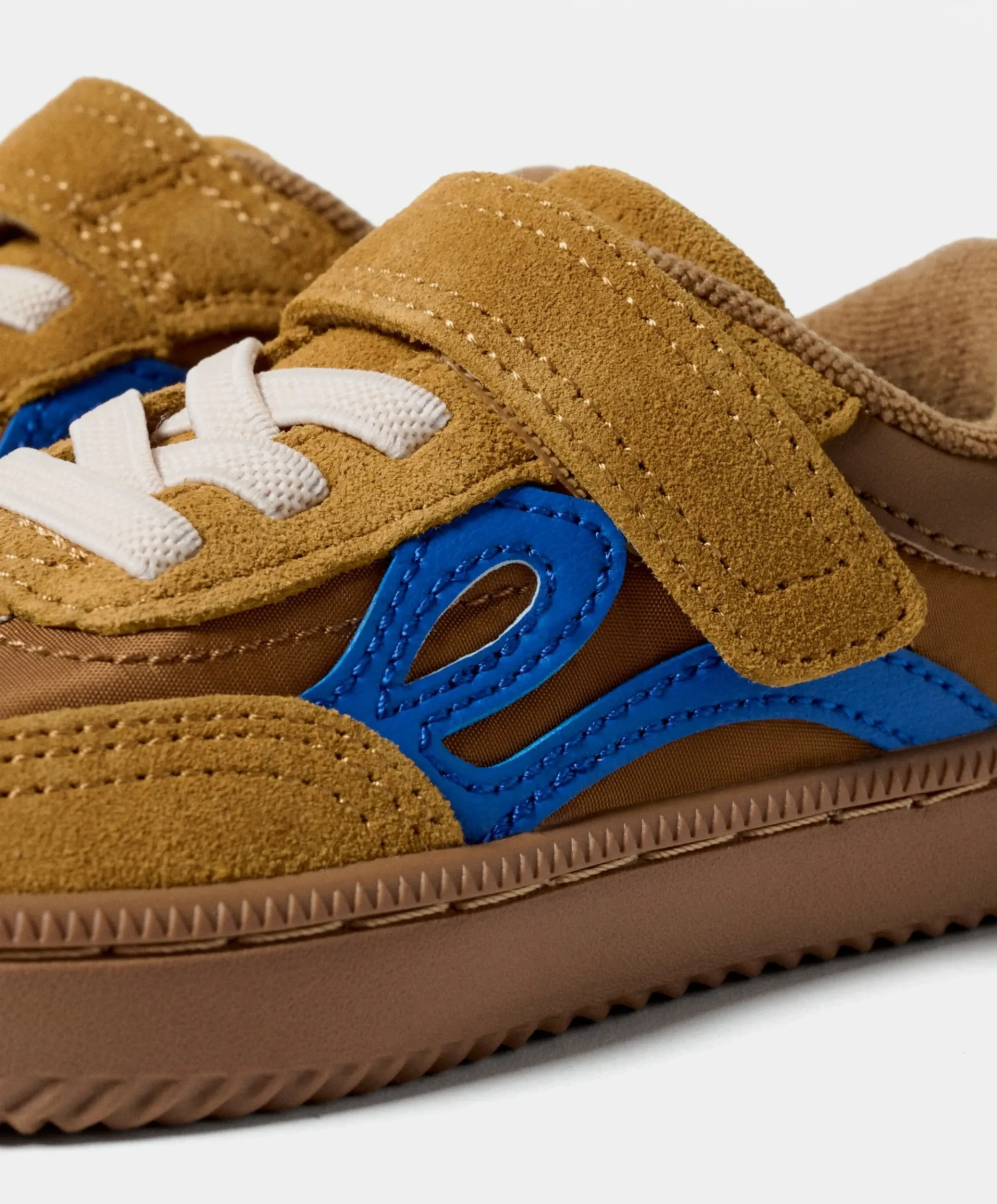 One uniseks sneakers bruin