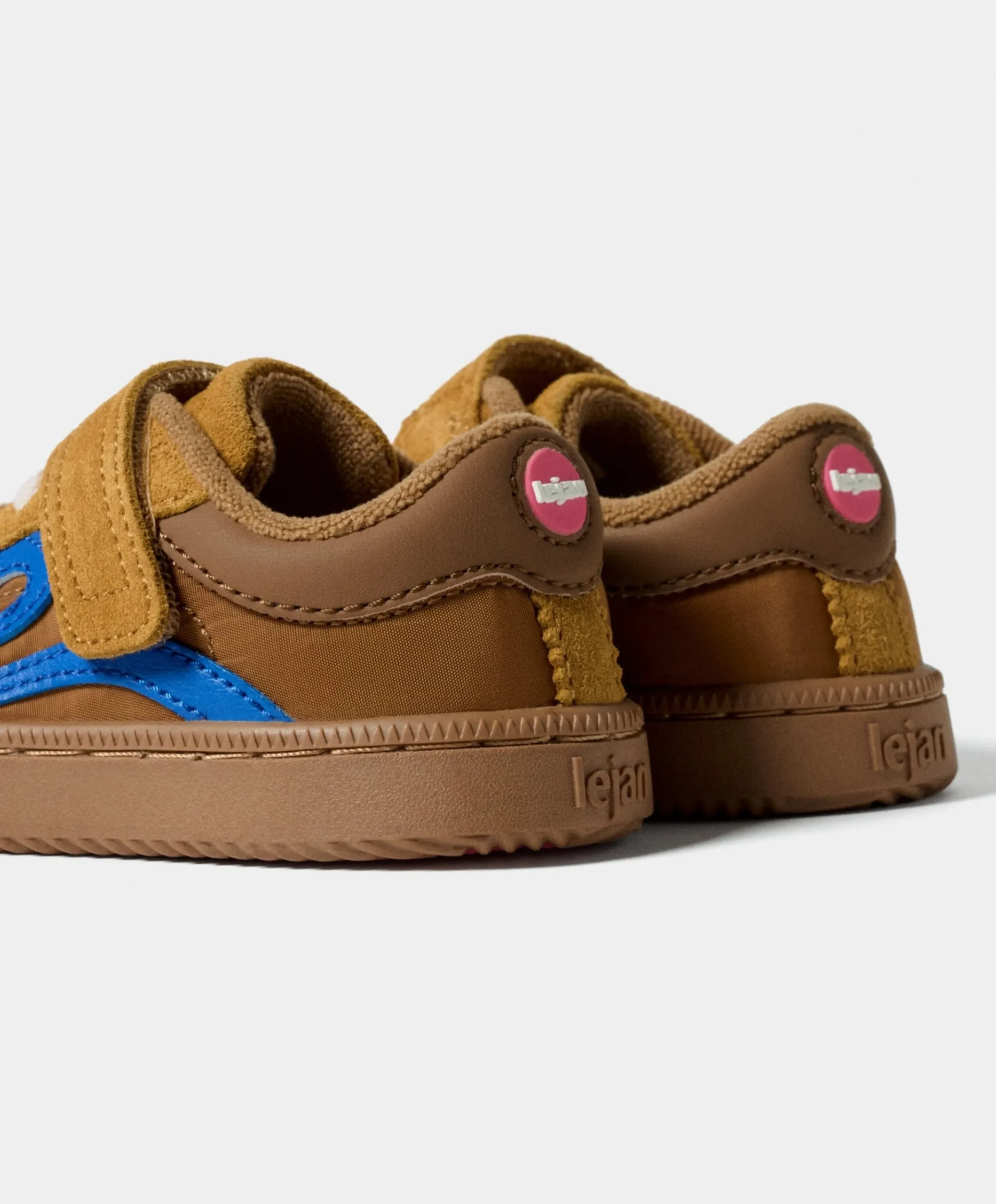 One uniseks sneakers bruin
